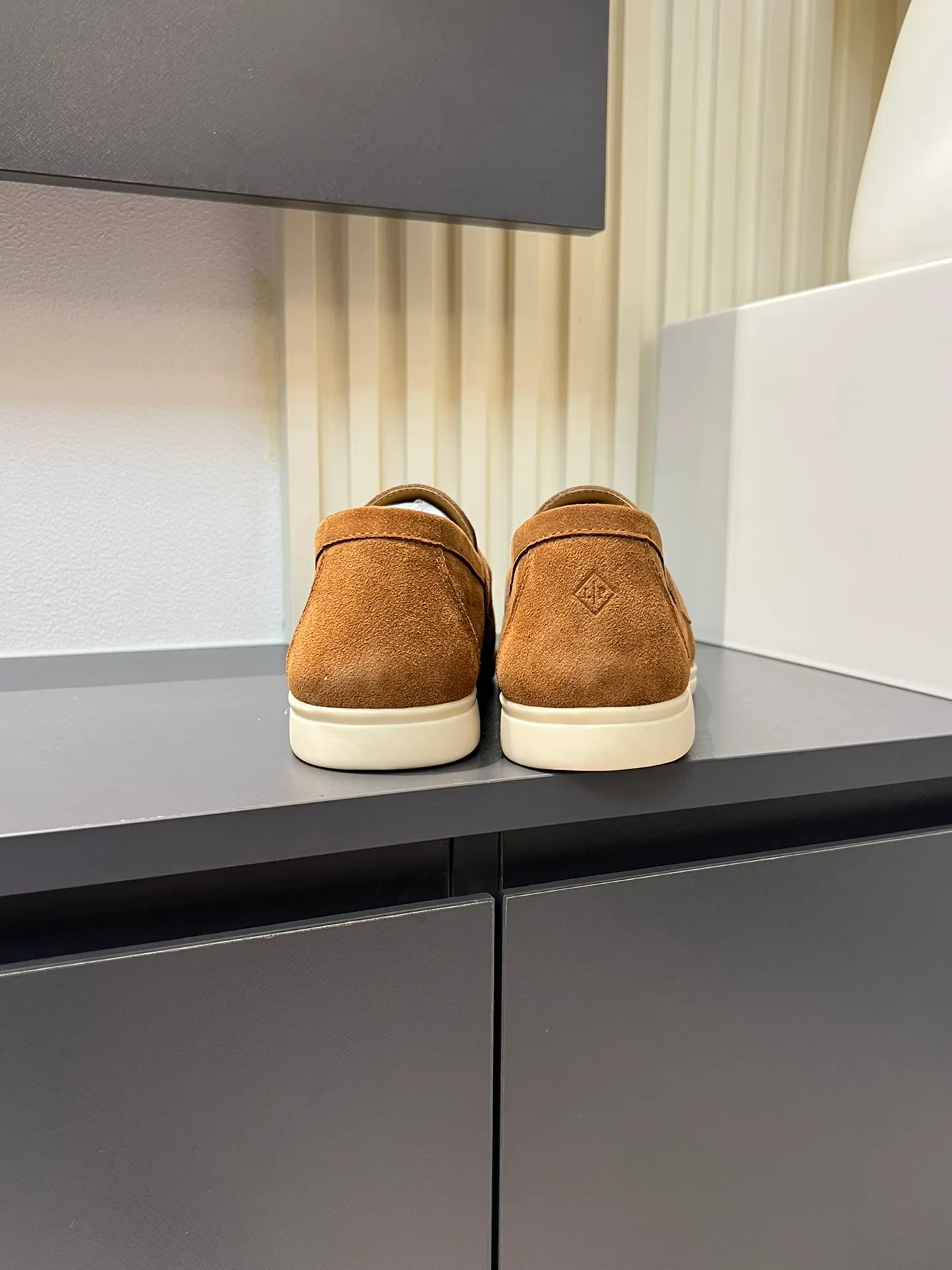Men's shoes 💰p360 "Loro men's shoes 💰pian'*" Classic L men's shoes for couples 💰p Top version British flat loafers, a must-have item in old money style, the minimalist design is eye-catching and durable, a plus point for dressing The soft foot feel and texture are outstanding. They don’t scratch your feet and are very nice. They are matched with soft and waxy soles. They can be worn daily for a long time without getting tired. They are easy to wear, versatile and classic items, with perfect foot feel and texture! Imported cashmere fabric, the lining is made of imported A-grade water-dyed cow lining, the top version of the genuine leather midsole is sewn with pure handmade mark thread! Size: Female 35-40 (34. Customized) Male 38-44 (45.46. Customized)